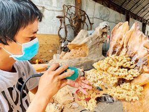 Độc đáo nghề điêu khắc gỗ từ gốc, rễ cây