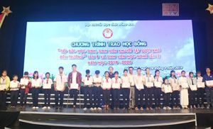 Trao tặng hàng trăm suất học bổng cho học sinh, sinh viên