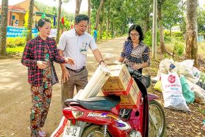 Đổi rác lấy quà, cửa nhà thêm sạch