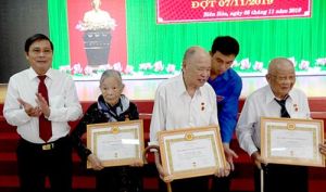 Thành ủy Biên Hòa trao Huy hiệu Đảng cho 195 đảng viên