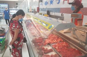 Hàng thiết yếu đầy đủ đáp ứng cho người dân