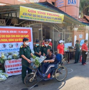 Trao tặng 140 phần quà cho người nghèo, khó khăn trong đại dịch