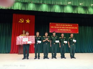 Thăm tặng quà cho hơn 300 chiến sĩ mới tại Trung đoàn Đồng Nai