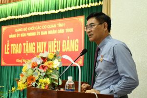 Đồng chí Trần Văn Vĩnh nhận huy hiệu 30 năm tuổi Đảng