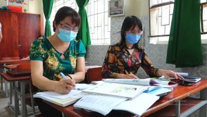 Giáo viên lớp 1 miệt mài chuẩn bị cho năm học mới