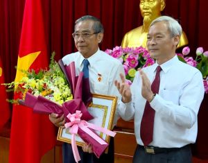 Trao Huy hiệu Đảng cho các đồng chí nguyên là Thường trực Tỉnh ủy các khóa