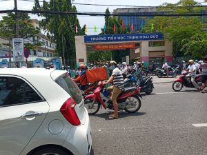 Khẩn trương khắc phục tình trạng ùn tắc giao thông tại khu vực một số trường học