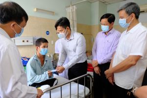 Thăm 20 nạn nhân bị tai nạn giao thông nặng tại Bệnh viện Đa khoa Đồng Nai