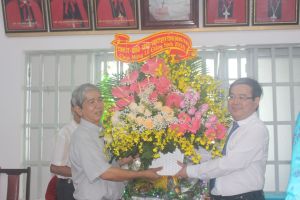 Phó bí thư Tỉnh ủy Quản Minh Cường thăm và chúc mừng giáng sinh