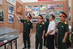 Dâng hương tại Căn cứ Trung ương Cục miền Nam