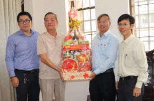 Chủ tịch UBND tỉnh làm trưởng đoàn đến chúc Tết các đồng chí nguyên lãnh đạo tỉnh