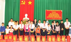 Trao 536 phần quà cho trẻ em khó khăn, người nghèo, nạn nhân da cam