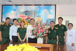 Bộ CHQS tỉnh thăm chúc mừng Ngày thầy thuốc Việt Nam
