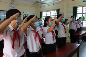 Tổ chức chào cờ trong lớp học