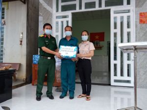 Bàn giao nhà tình nghĩa quân dân