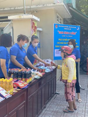 Trao yêu thương cùng sẻ chia từ “Gian hàng 0 đồng”