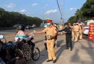 Hơn 120 cảnh sát giao thông phát nước, khẩu trang cho người đi đường