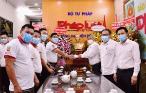 Chủ tịch UBND tỉnh thăm và chúc mừng các nhà báo, phóng viên