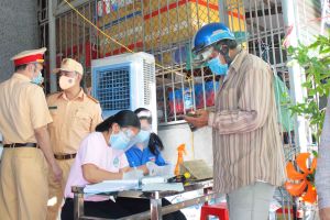Phó chủ tịch UBND tỉnh Võ Tấn Đức thăm các chốt kiểm soát phòng dịch Covid-19