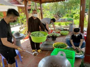 Cơm yêu thương phục vụ miễn phí khu phong tỏa ở H.Nhơn Trạch