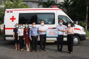 Tặng xe ô tô cứu thương phục vụ cho công tác cấp cứu bệnh nhân COVID-19.