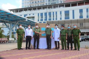 Công an TP.HCM tặng thiết bị y tế cho Công an Đồng Nai