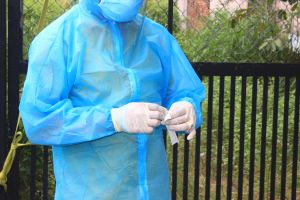 Hạn chế lây nhiễm từ găng tay của nhân viên y tế lấy mẫu xét nghiệm