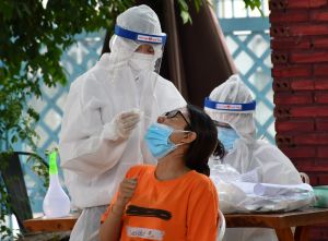 Số ca nhiễm COVID-19 mới trong ngày gần cán mốc 1.000 người