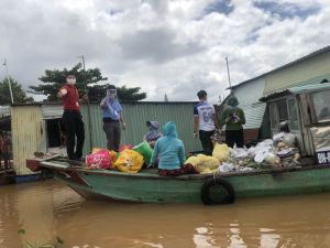 Hỗ trợ lương thực, thực phẩm cho người dân nghèo sống trên bè cá