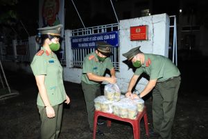 Bếp ăn thanh niên phục vụ lực lượng trực chốt