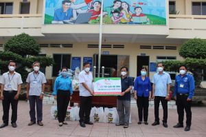 Thăm tặng quà lực lượng tuyến đầu và người dân khó khăn tại H.Nhơn Trạch
