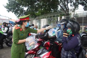 Tiếp tục hỗ trợ người dân về quê theo nguyện vọng