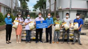 Xuân Lộc tặng 20 tấn gạo cho công nhân khó khăn.