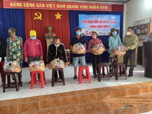 Sở NN-PTNT tiếp tục trao 300 phần quà hỗ trợ các gia đình khó khăn vì Covid-19