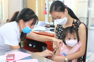 Người dân đổ xô đi tiêm vaccine phòng cúm, viêm phổi