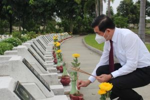 Lãnh đạo tỉnh dâng hương viếng liệt sĩ và chúc mừng Ngày thành lập QĐND Việt Nam và Ngày hội Quốc phòng toàn dân