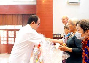 Đoàn đại biểu Quốc hội tỉnh: Tặng 600 phần quà dịp Xuân Nhâm Dần 2022