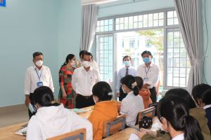 Thăm, động viên thầy cô giáo và học sinh trong ngày đầu tiên trở lại trường học