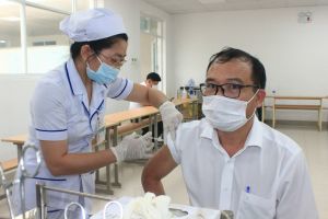 Tiếp tục “đi từng ngõ, gõ từng nhà, rà từng người” để tiêm vaccine