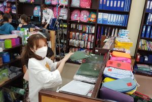 Nhu cầu mua sắm tập vở, cặp xách, đồ dùng học tập… tăng cao