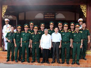 Nguyên TBT Lê Khả Phiêu và nguyên CTN Nguyễn Minh Triết thăm LLVT Đồng Nai