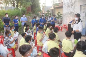 Sẻ chia với học trò nghèo