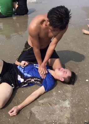 Chủ tịch nước biểu dương Trung úy cứu sống 4 nạn nhân đuối nước khi tắm biển