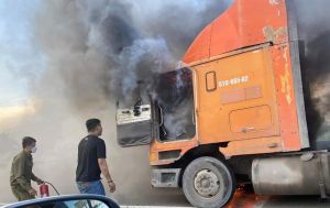 Cháy xe container trên đường cao tốc