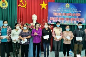 Tặng 105 phần quà cho người lao động có hoàn cảnh khó khăn