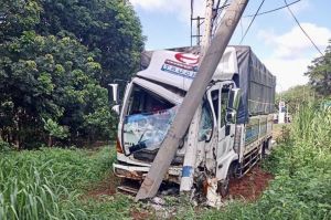 Đã khắc phục sự cố mất điện diện rộng do xe tải tông gãy trụ điện