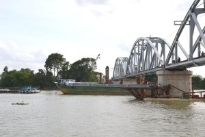 Ngày 25-6: Gần 20 chuyến tàu lưu thông qua cầu Ghềnh