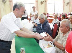 Bí thư Tỉnh ủy Nguyễn Phú Cường tặng quà người cao tuổi