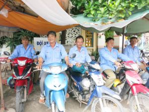 Đội xe ôm tự quản ở bến phà