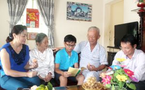 Gương mẫu trong xây dựng gia đình văn hóa